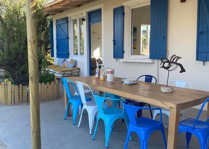 Cabanon Boheme Les Pieds Dans Le Sable Et En Premiere Ligne De Mer