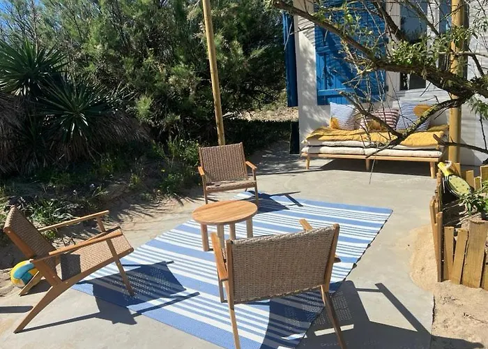 Cabanon Boheme Les Pieds Dans Le Sable Et En Premiere Ligne De Mer